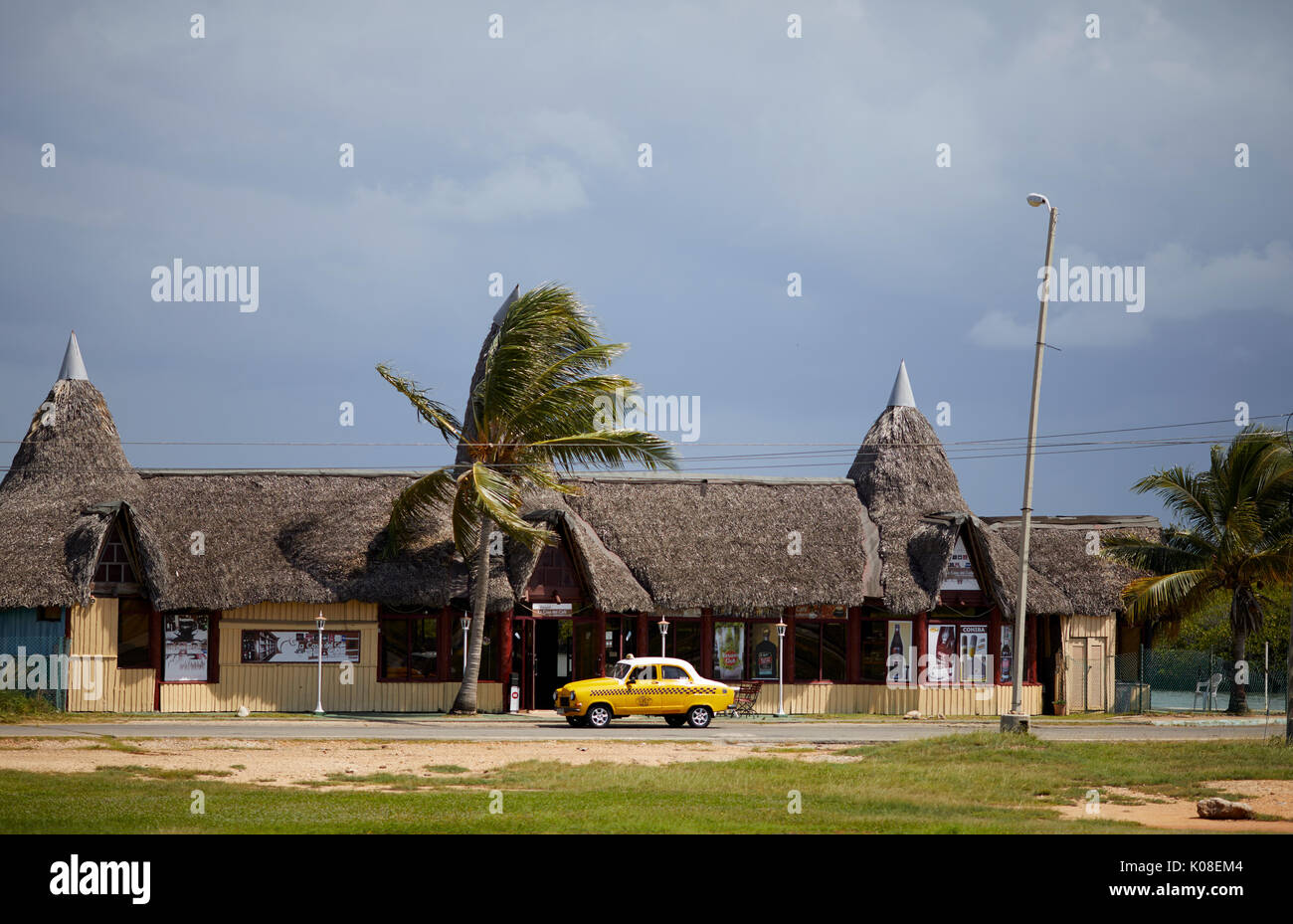 Classico giallo taxi fuori Marlin Marina Chapelín (Aquaworld) Varadero a Cuba una isola dei Caraibi nazione sotto il dominio comunista Foto Stock