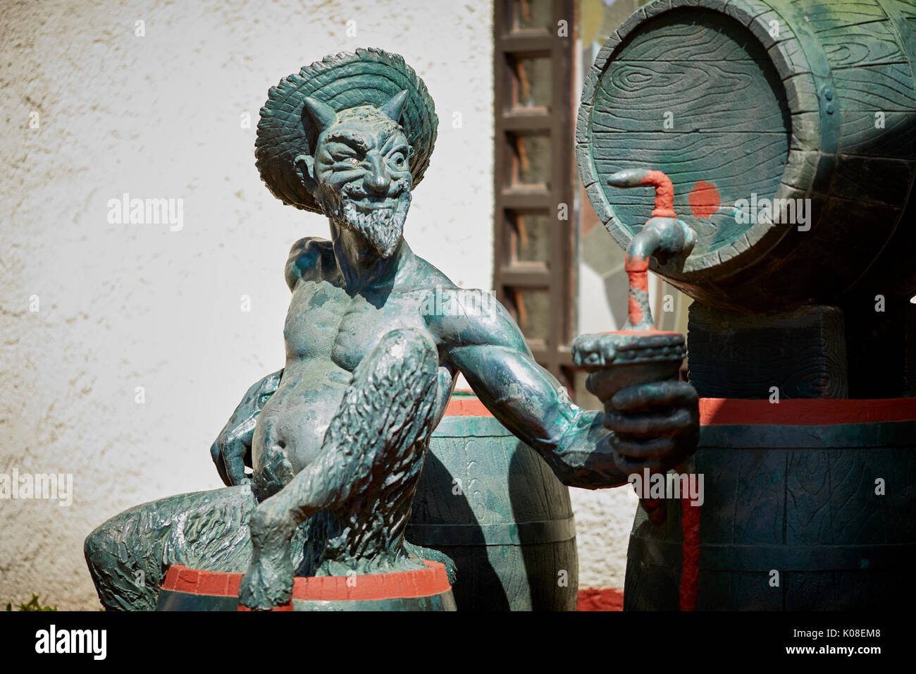 Statua di Satana (il diavolo) al di fuori di un locale di rum cubano e negozio di liquori a Varadero Cuba un isola dei Caraibi nazione sotto il dominio comunista Foto Stock