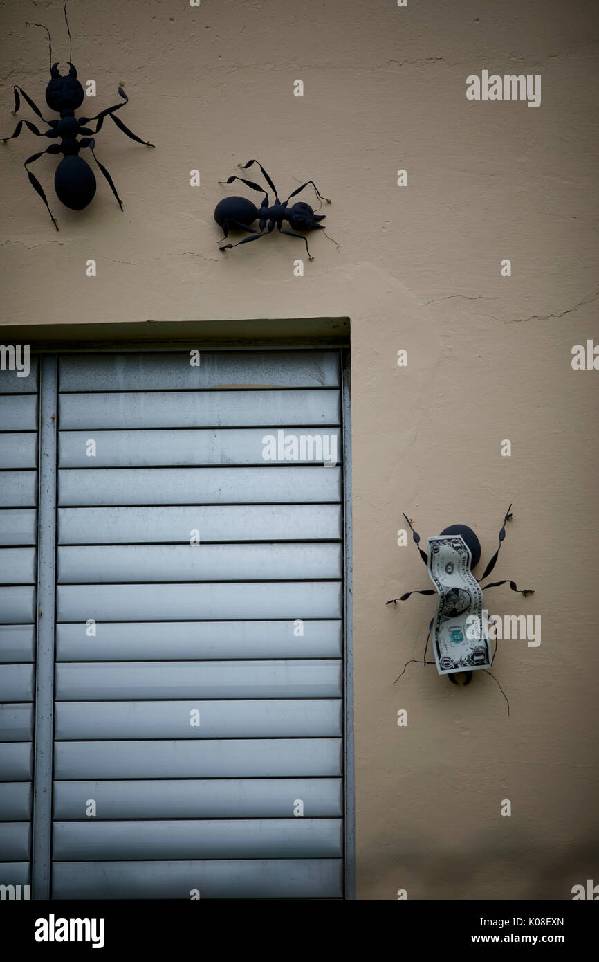 Casa cubana decorazione murale di formiche e un dollaro su una casa a Varadero, Cuba, un isola dei Caraibi nazione sotto il dominio comunista Foto Stock