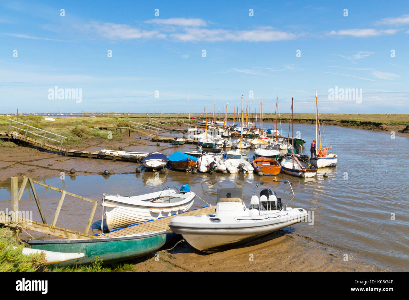 Barche ormeggiate in Morston Creek Norfolk con la marea out Foto Stock