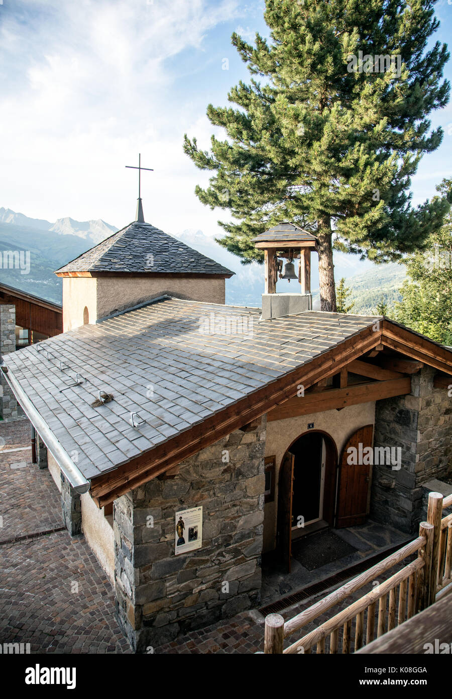 La chiesa locale In Monchavin sulle Alpi francesi Francia Foto Stock
