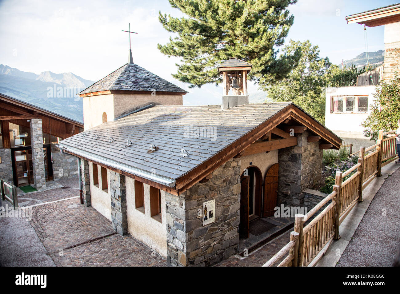 La chiesa locale In Monchavin sulle Alpi francesi Francia Foto Stock