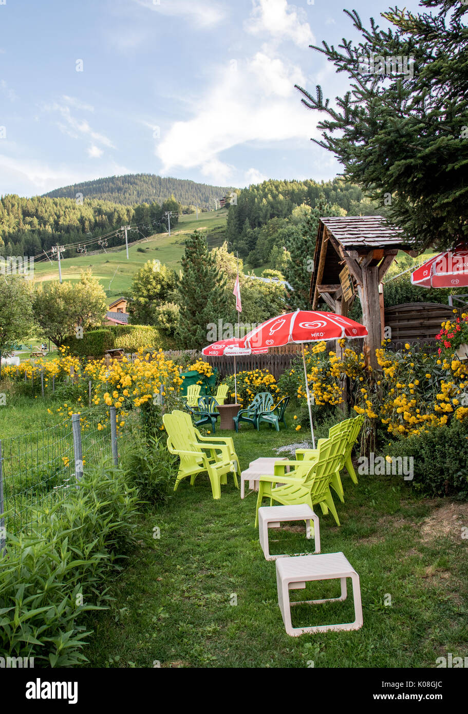 Scene di strada Montchavin sulle Alpi francesi Francia Foto Stock