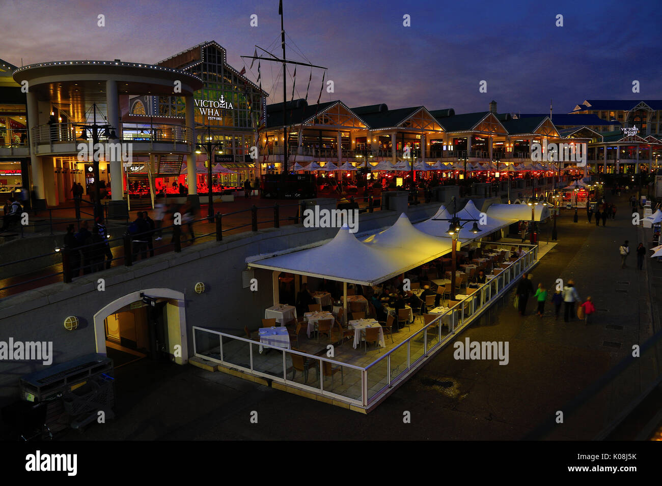 Victoria Wharf Shopping Mall il V & A Waterfront al crepuscolo, Cape Town, Sud Africa Foto Stock