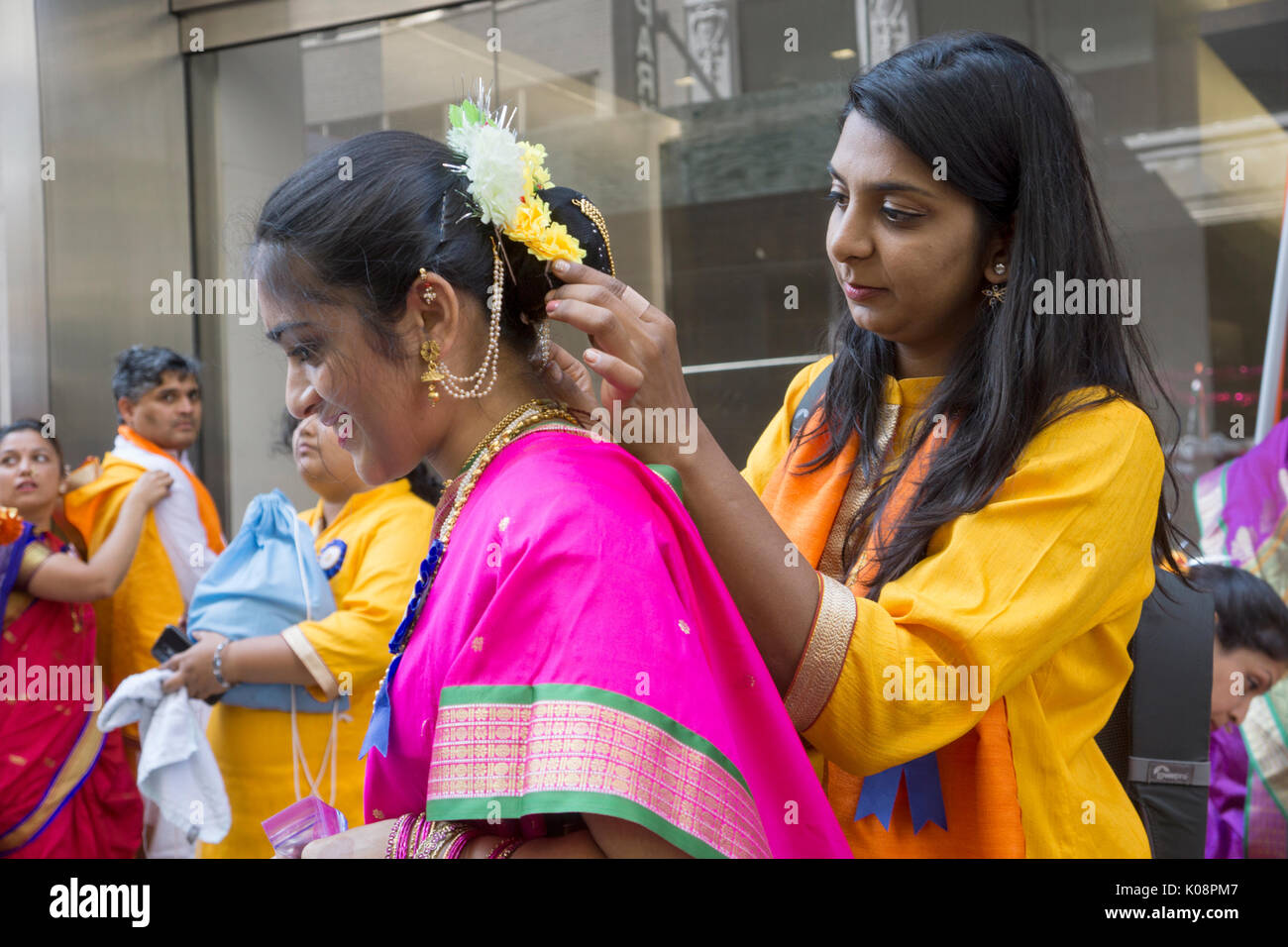 Due donne indiane regolare i loro abiti appena prima dell'inizio del 2017 India parata del giorno a Manhattan, New York City. Foto Stock