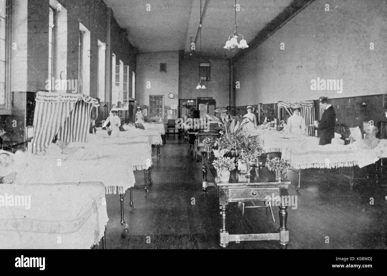 Scena in Albert Ward, St Mary Hospital, Paddington, Londra Ovest, con medici e infermieri e pazienti. Data: circa 1905 Foto Stock