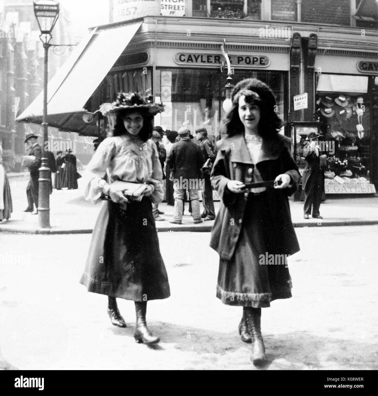 Due giovani donne a Marylebone High Street, Londra Foto Stock