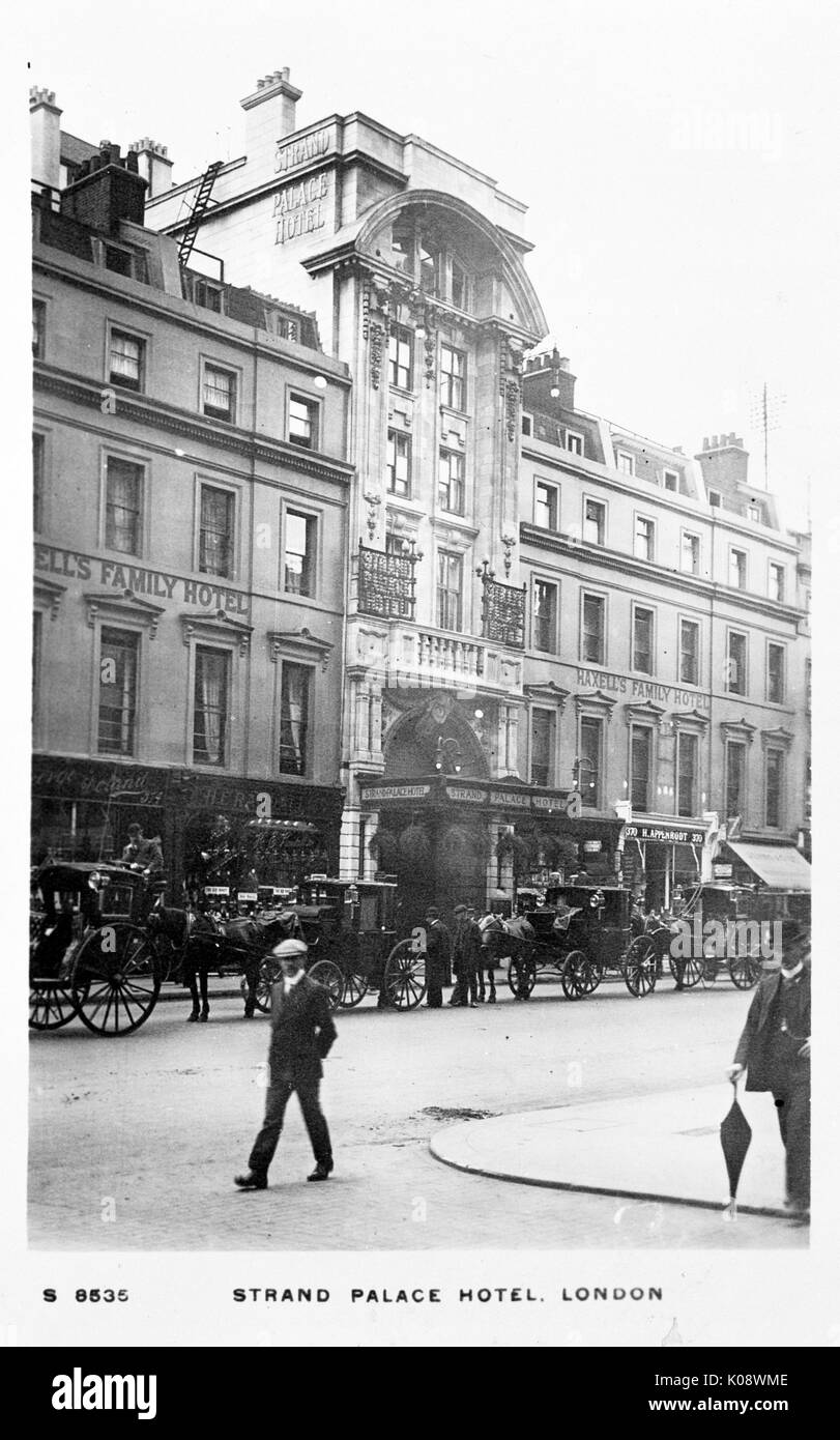 Street View di Strand Palace Hotel di Londra, con Haxll's Family Hotel su entrambi i lati e una cabina hansom rank in strada al di fuori. Data: circa 1910 Foto Stock