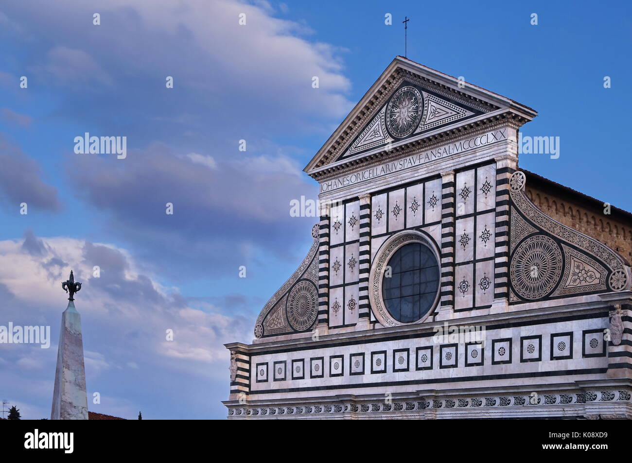 La facciata della chiesa di Santa Maria Novella a Firenze, Italia Foto Stock