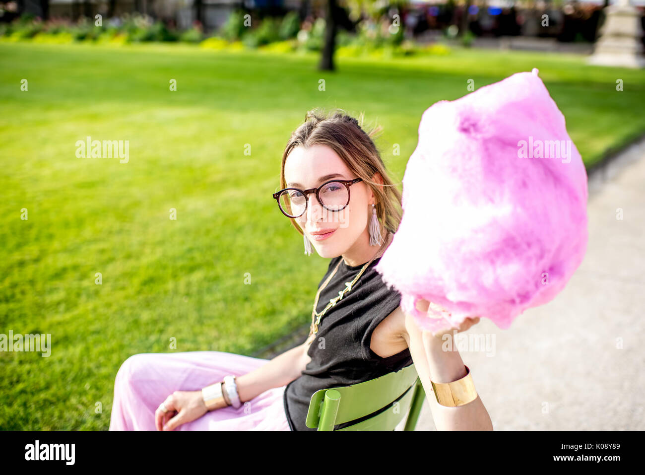 Donna con cotone candy presso il parco Foto Stock