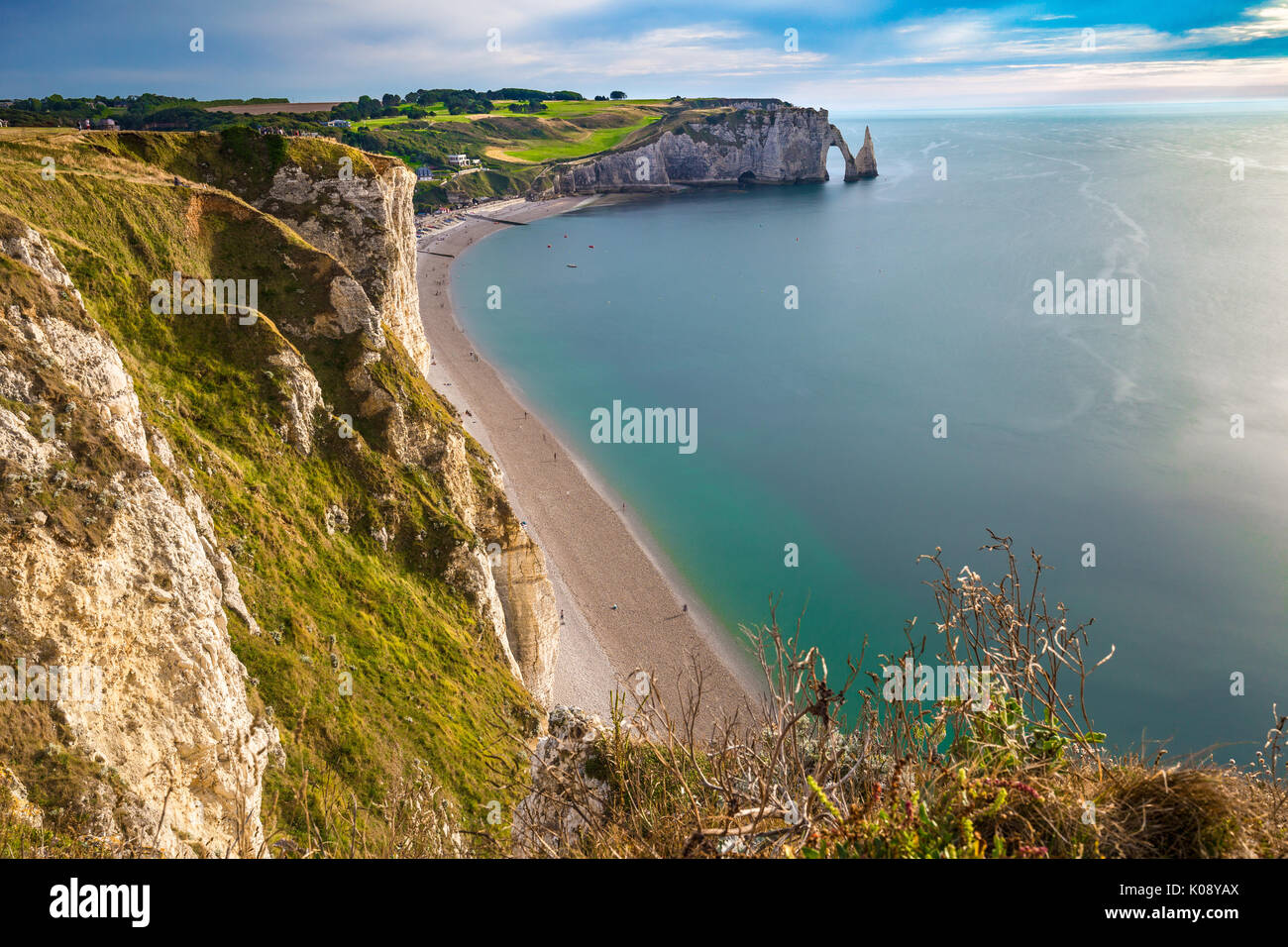 Spiaggia e scogliere a costa di alabastro di Etretat, la Normandia, dipartimento Seine-Maritime, Francia Foto Stock