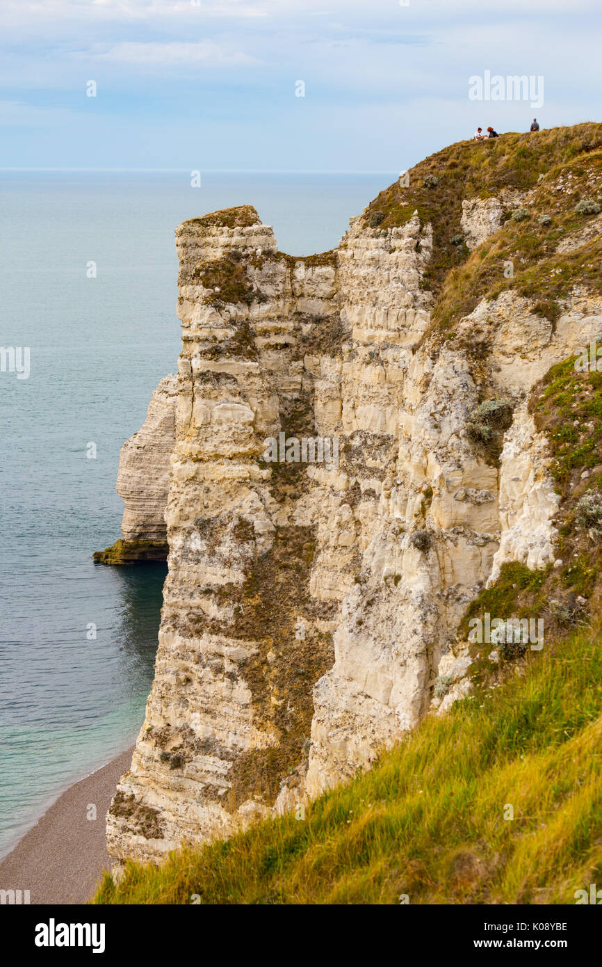 Spiaggia e scogliere a costa di alabastro di Etretat, la Normandia, dipartimento Seine-Maritime, Francia Foto Stock