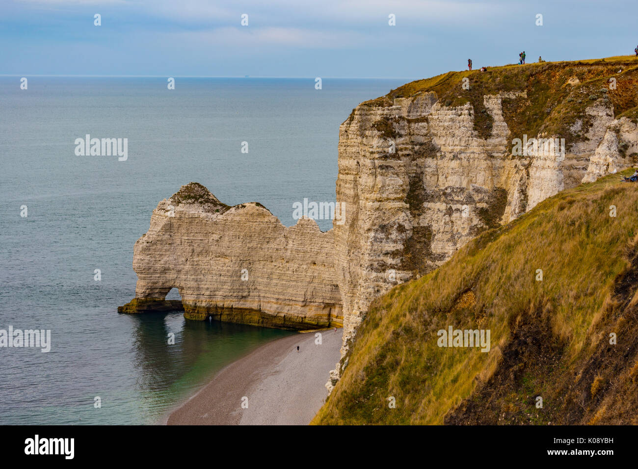 Spiaggia e scogliere a costa di alabastro di Etretat, la Normandia, dipartimento Seine-Maritime, Francia Foto Stock