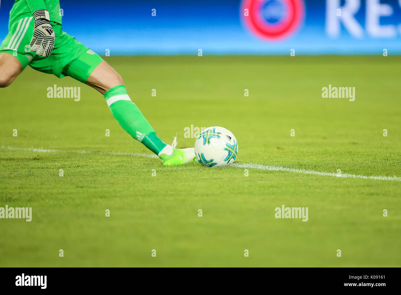 Skopje, ERIM - Agosto 8,2017: portiere di sparare la palla durante la Coppa UEFA Intertoto partita finale tra il Real Madrid e il Manchester United a Filippo II Foto Stock