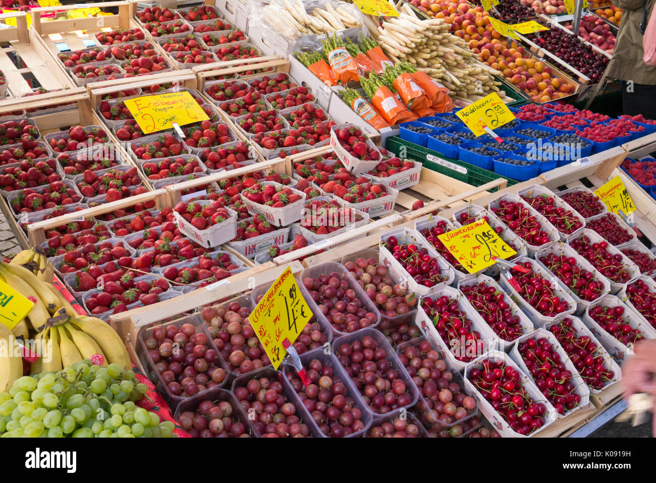 Giardino fragola (Fragaria x ananassa), ribes (Ribes uva-crispa) e cherrys acide (Prunus cerasus) Foto Stock