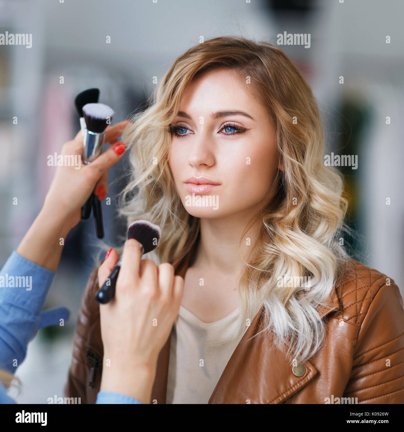 Processo di make-up artist il lavoro con il modello, close-up Foto Stock