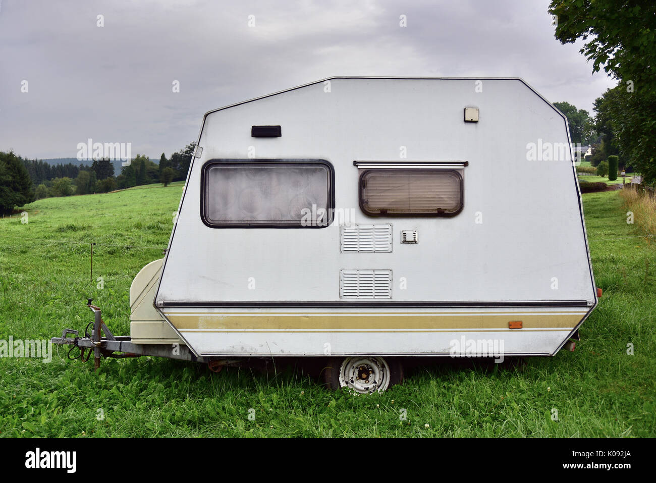 Un vecchio stile anni ottanta marca belga mini roulotte su un campeggio in Belgio. Foto Stock