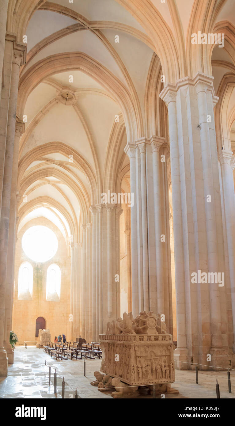 La tomba di L. Ines de Castro al monastero di Alcobaca Foto Stock