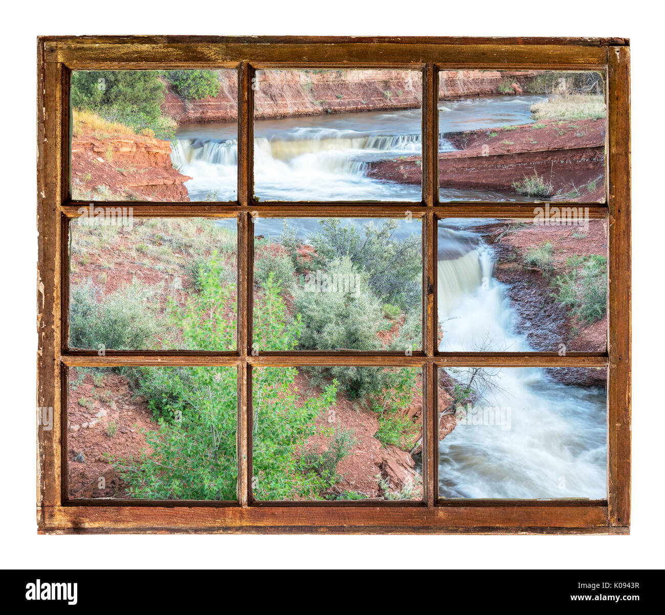 Creek con cascate nel nord Colorado pedemontana come visto attraverso un vintage finestra ad anta Foto Stock