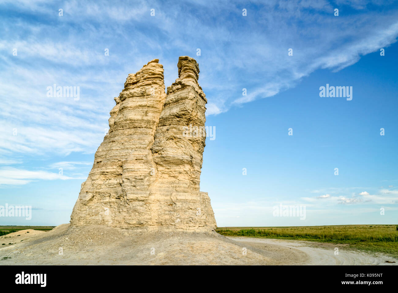 Castle Rock - pilastro di pietra calcarea pietra miliare nella prateria del Kansas occidentale vicino Quinter (Gove County) , tarda estate Foto Stock