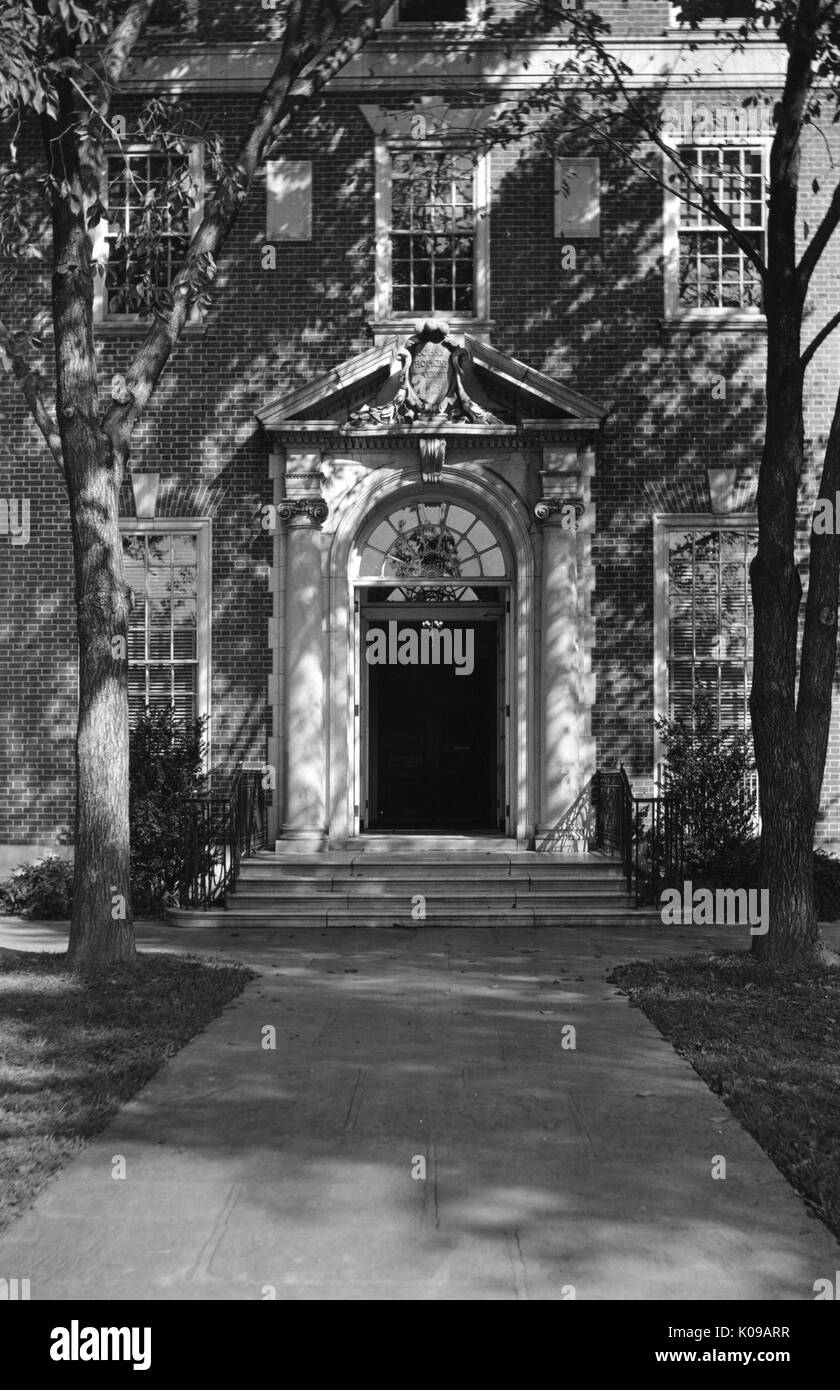 Esterno della Alumni Memorial Residences I, un edificio per l'alloggiamento degli studenti sull'Homewood campus della Johns Hopkins University di Baltimore, Maryland, mostra di ingegneria naturalistica e di elementi architettonici, 1945. Foto Stock