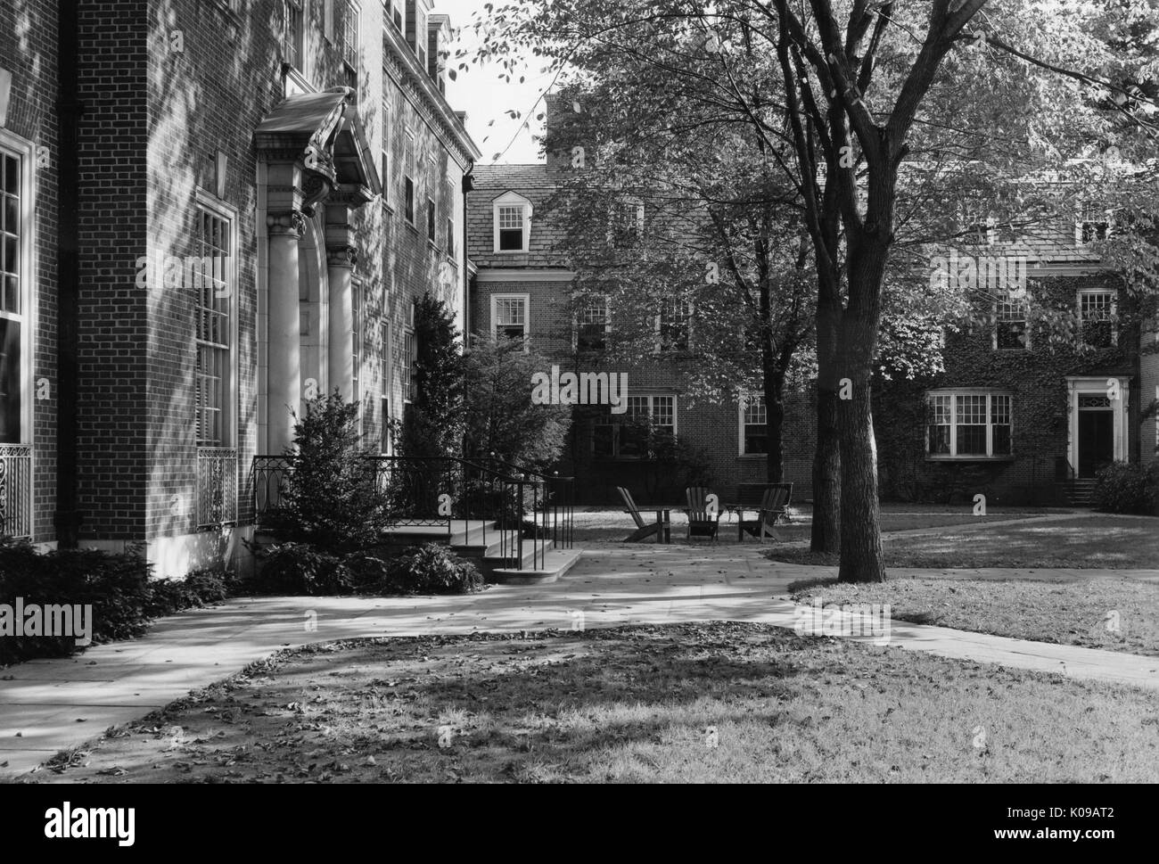 Esterno della Alumni Memorial Residences I, Student housing in Homewood campus della Johns Hopkins University di Baltimore, Maryland, mostra l'architettura paesaggistica e sedie Adirondack, 1940. Foto Stock