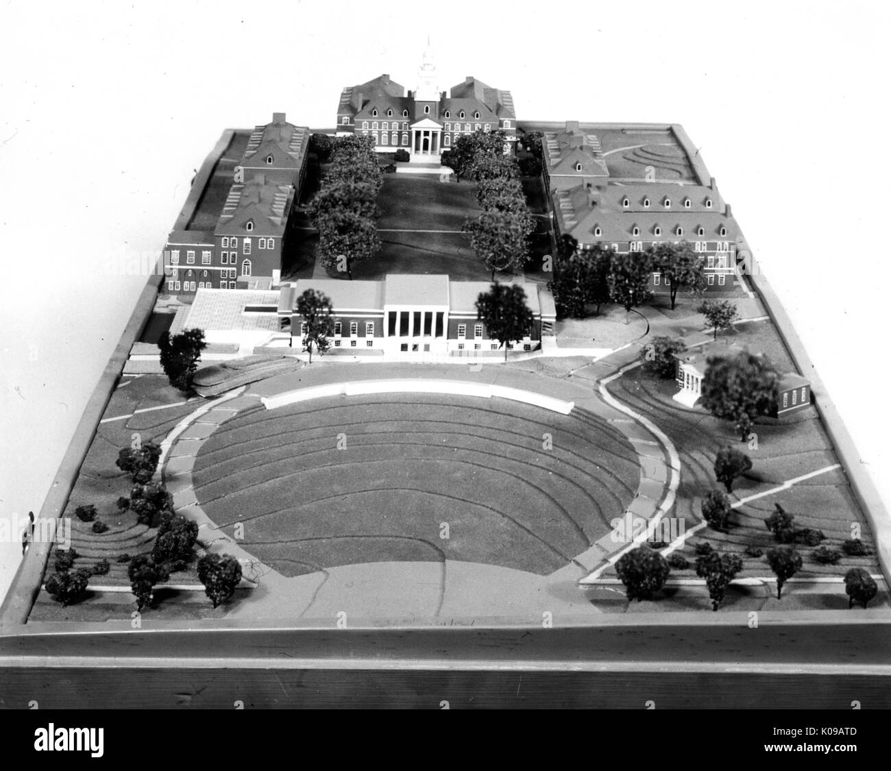 Fotografia di un modello di una porzione dell'Homewood Campus della Johns Hopkins University di Baltimore, Maryland, mostra paesaggio, edifici accademici e il Milton S Eisenhower Library, 1920. Foto Stock