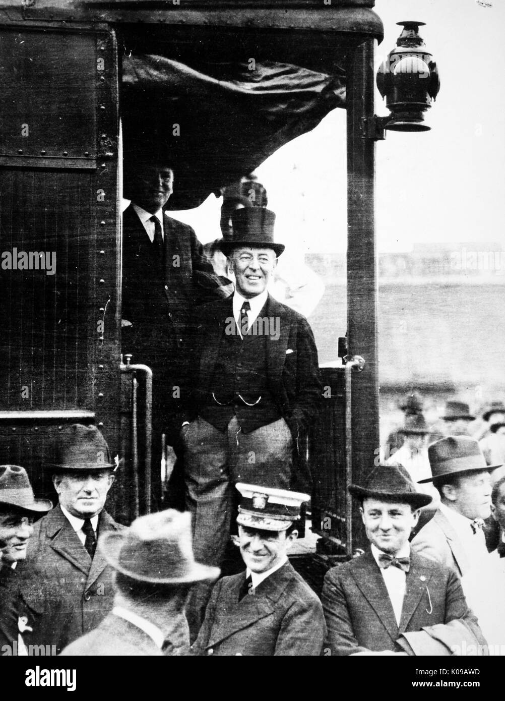 Woodrow Wilson in piedi sulla piattaforma posteriore del treno a St Paul, Minnesota, durante il viaggio a nome della Lega delle Nazioni, quattordici giorni più tardi egli è crollata e subito un ictus, 9 settembre 1919. Foto Stock