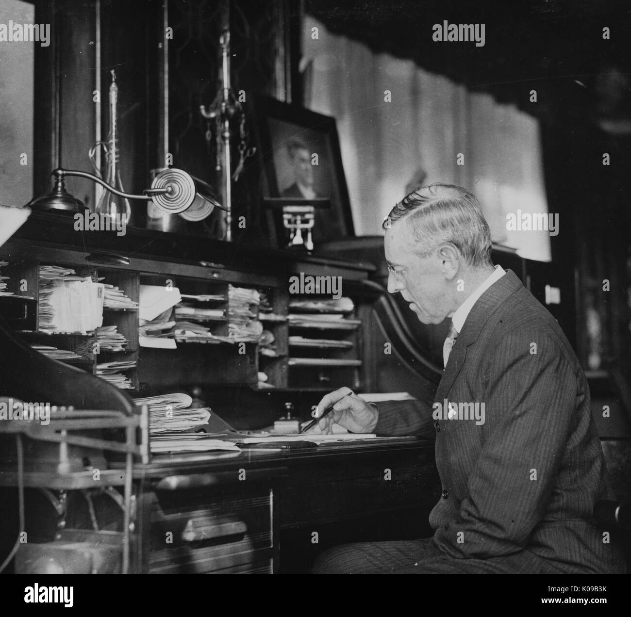 Candida fotografia, seduti al roll-top desk presso la Princeton University, 1909. Foto Stock