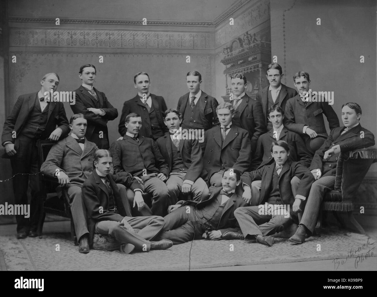 Foto di classe della Johns Hopkins University di classe 1889, gli uomini sono tutti indossano tute, essi sono in posa davanti un murale decorativo, 1889. Foto Stock