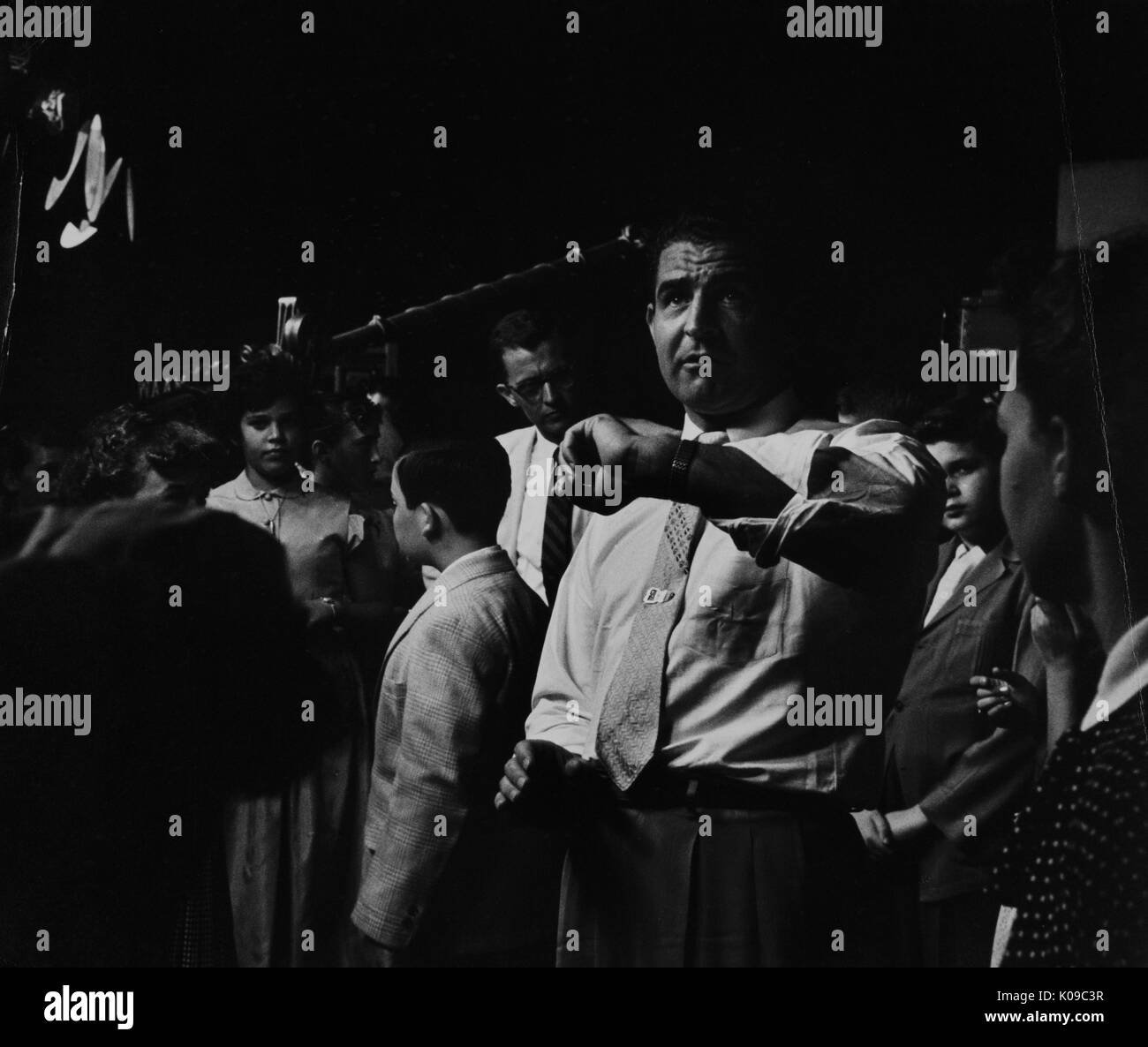 Foto di Marshall Turner, che era il direttore di atletica leggera presso la Johns Hopkins University dal 1950-1973, sta in piedi tra gli studenti, tutti sono vestiti in abiti formali, 1950. Foto Stock