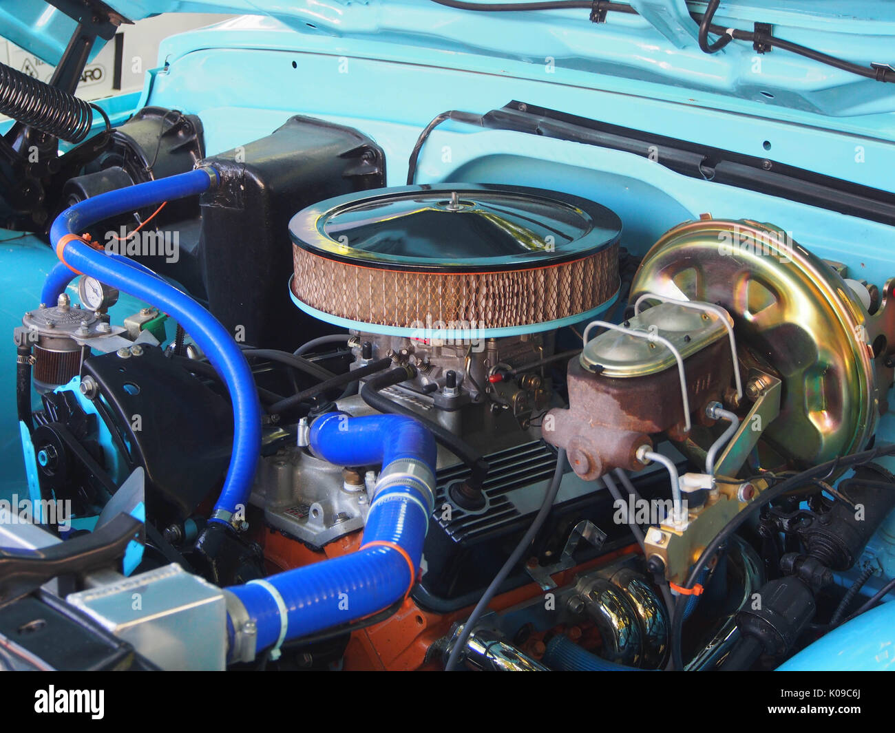 Il motore di una Chevrolet modello 1967 raccoglitore 10 Foto Stock