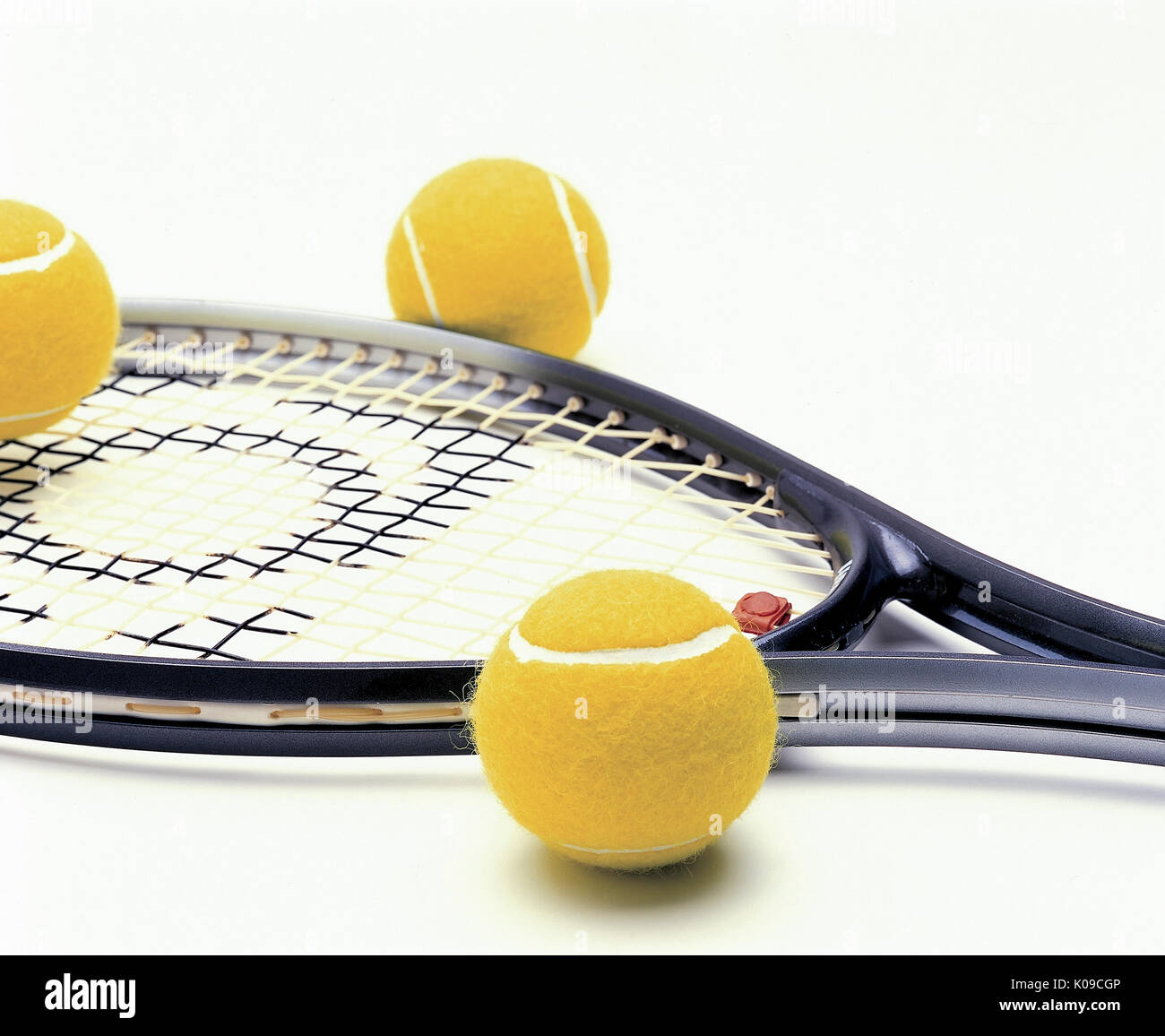 Tenis racchetta giallo e palle da tennis Foto Stock