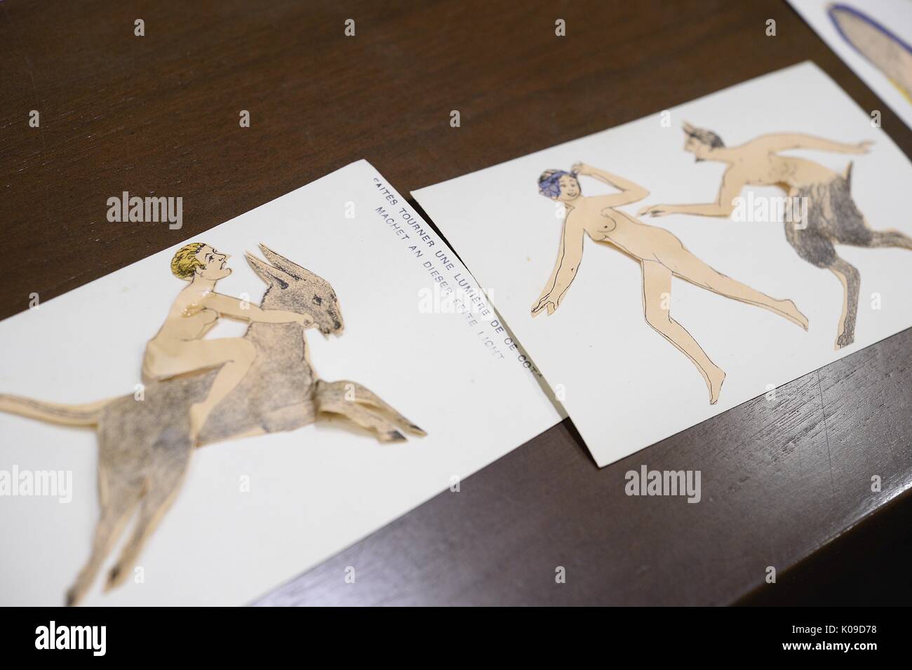 Due distinti illustrazioni, uno è di un uomo nudo a cavallo di un animale a quattro zampe e l'altra è di un carattere con la metà inferiore di una hooved animale e la metà superiore di un uomo, egli è in marcia verso una donna nuda, 2 febbraio 2016. Foto Stock