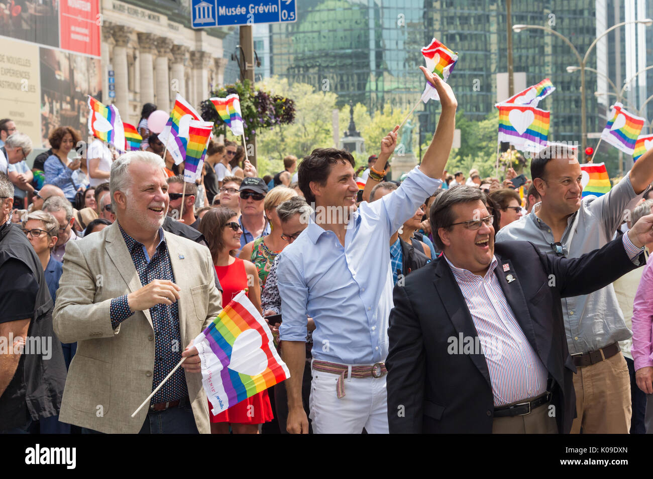 PM canadese Justin Trudeau, del sindaco di Montreal Denis Coderre, Irlanda PM Leo Varadkar e Quebec PM Philippe Couillard prendere parte a Montreal Pride Parade Foto Stock