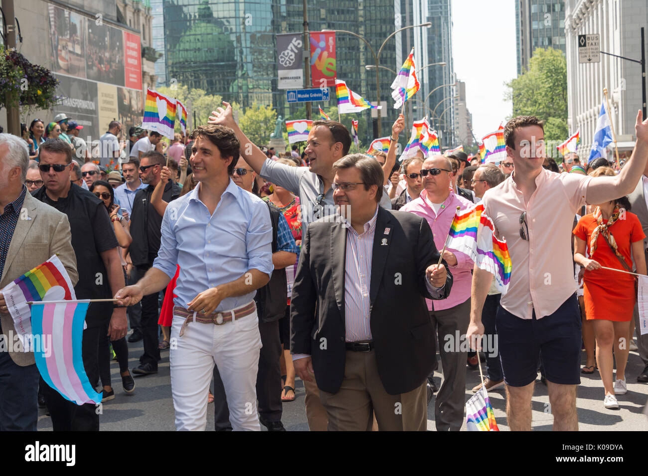 PM canadese Justin Trudeau, del sindaco di Montreal Denis Coderre, Irlanda PM Leo Varadkar e Quebec PM Philippe Couillard prendere parte a Montreal Pride Parade Foto Stock