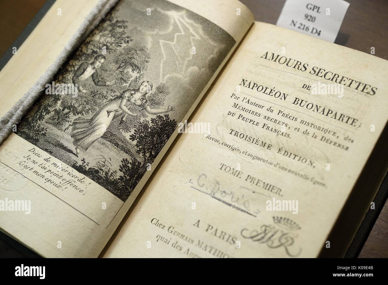Foto di un libro aperto su una pagina è una illustrazione e sugli altri è il titolo Amours Secrettes da Napoleone Buonaparte, 11 febbraio 2016. Foto Stock
