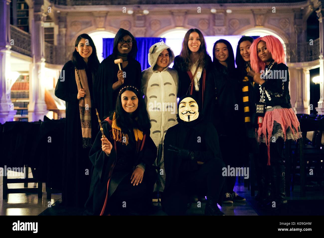 Un gruppo di studenti del college sono in posa per una foto, essi sono tutti indossano costumi diversi e sono sorridente alla fotocamera, 2015. La cortesia Eric Chen. Foto Stock