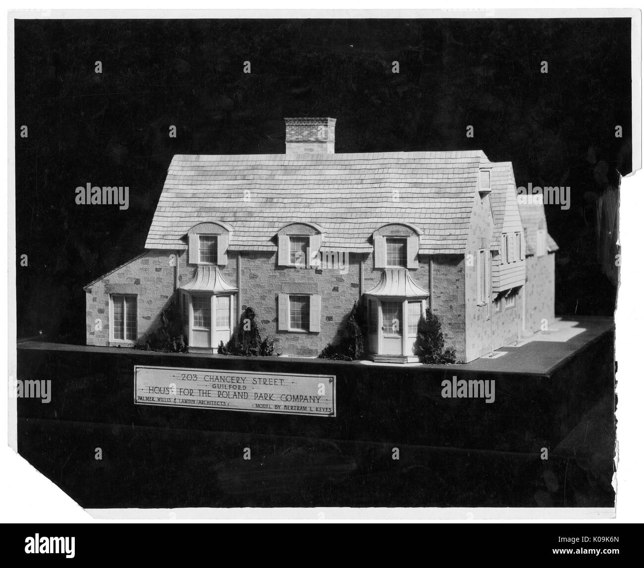 Un modello di una casa di 203 Chancery Street, casa per il Roland Park azienda; il lato della casa raffigurata con due storie, finestra stilizzata strutture, un unico camino e due piani, Roland parco/Guilford, Baltimore, Maryland, 1910. Questa immagine viene da una serie di documentare la costruzione e la vendita di case nel parco di Roland/Guilford quartiere di Baltimora, un tram sobborgo e una delle prime comunità prevista negli Stati Uniti. Il quartiere era segregato ed è considerato uno dei primi esempi di applicazione della segregazione razziale attraverso l'uso limitato di congrega Foto Stock