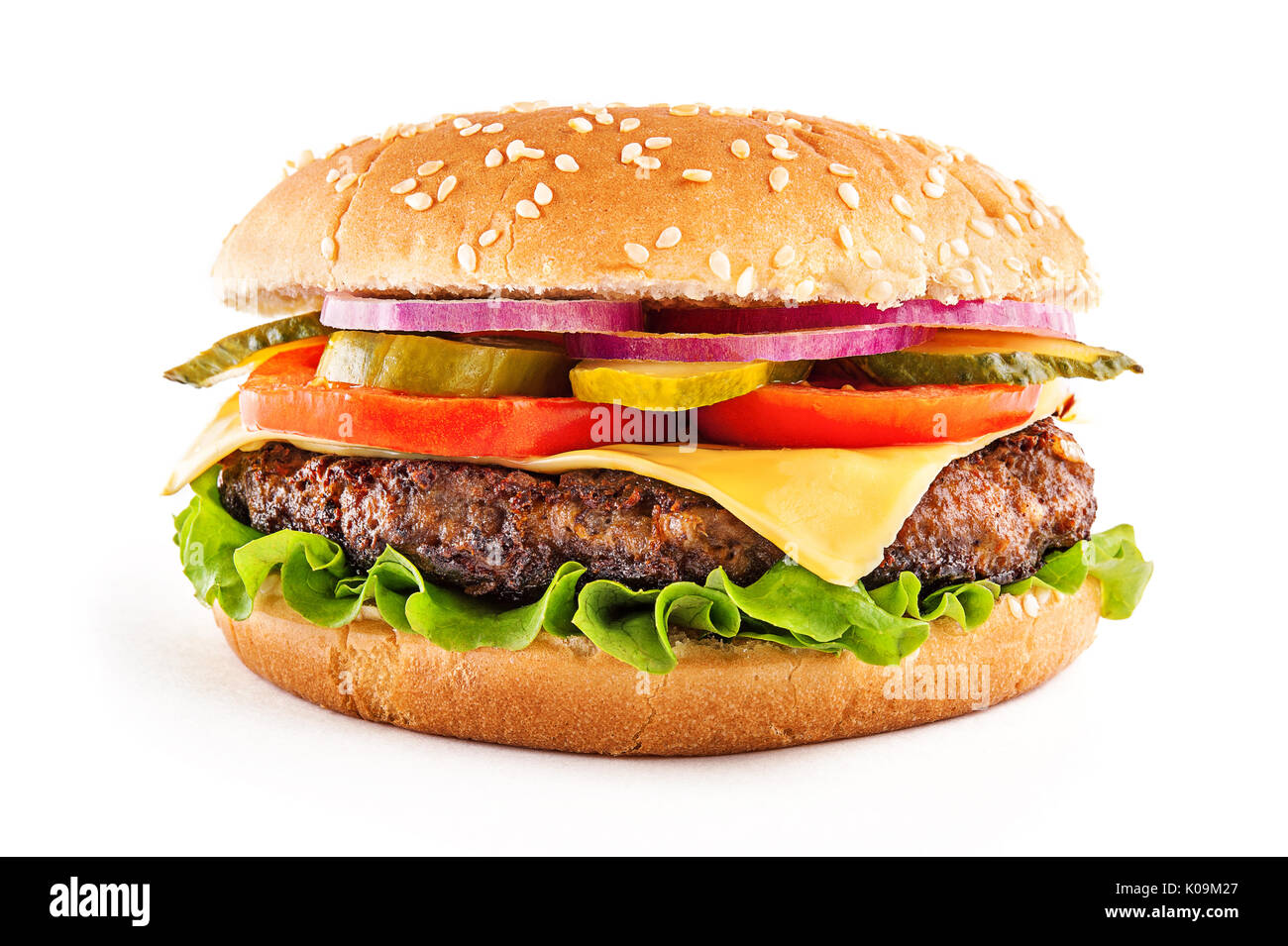 Classic cheeseburger isolati su sfondo bianco. Vista frontale. Foto Stock