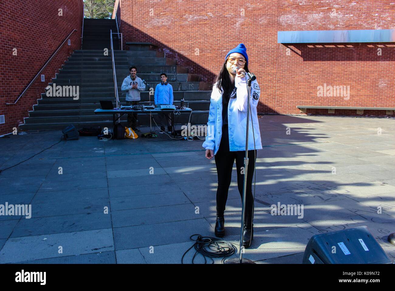 Prestazioni da Awkwafina, un popolare rapper, con due Hopkins DJ studenti del college nella parte anteriore del Centro Mattin, Johns Hopkins University del centro universitario per le arti, 2015. La cortesia Eric Chen. Foto Stock