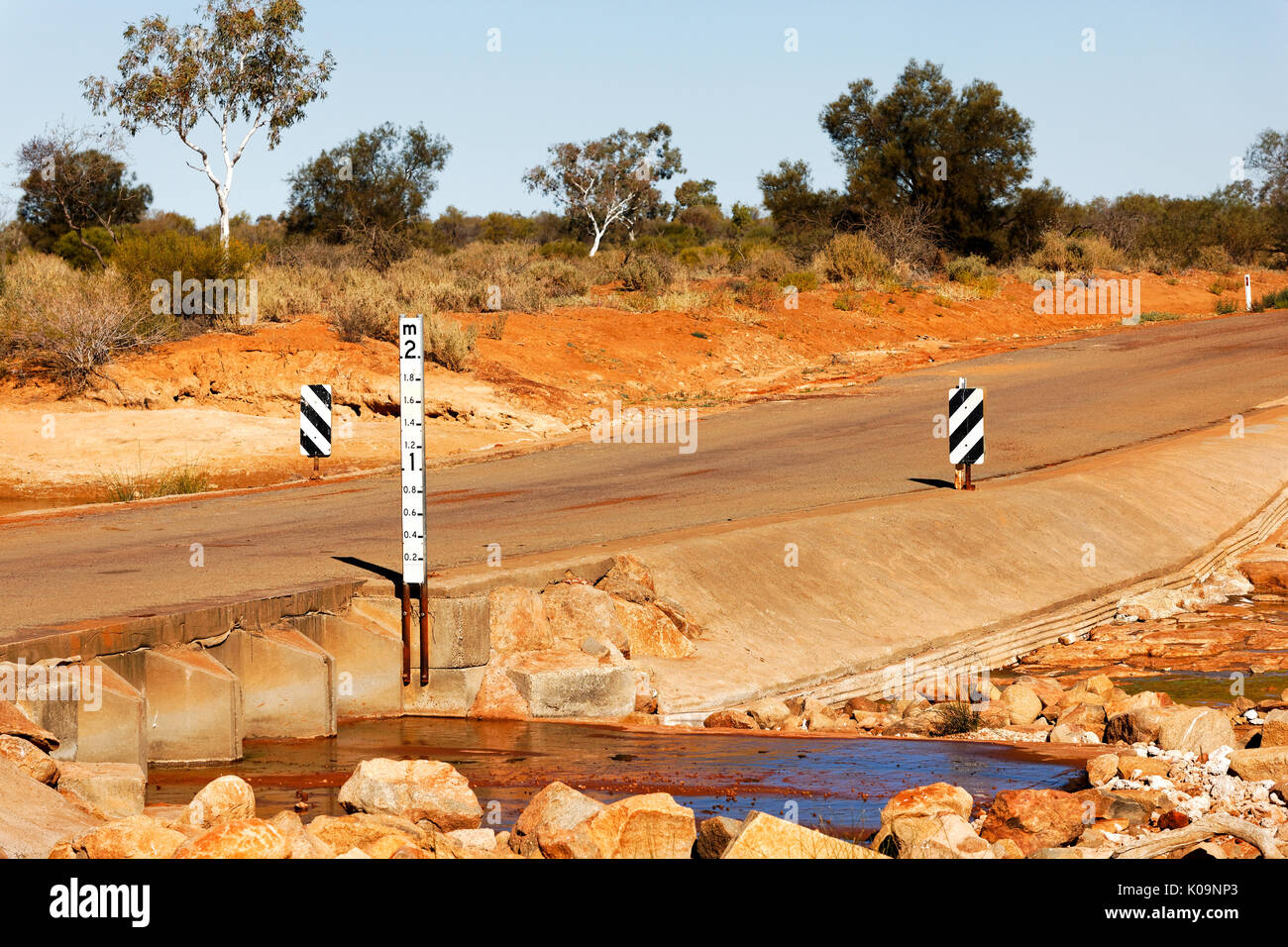 Strada laterale causeway al ponte Ballinyoo, per ampio e grandi veicoli, Murchison, Australia occidentale Foto Stock