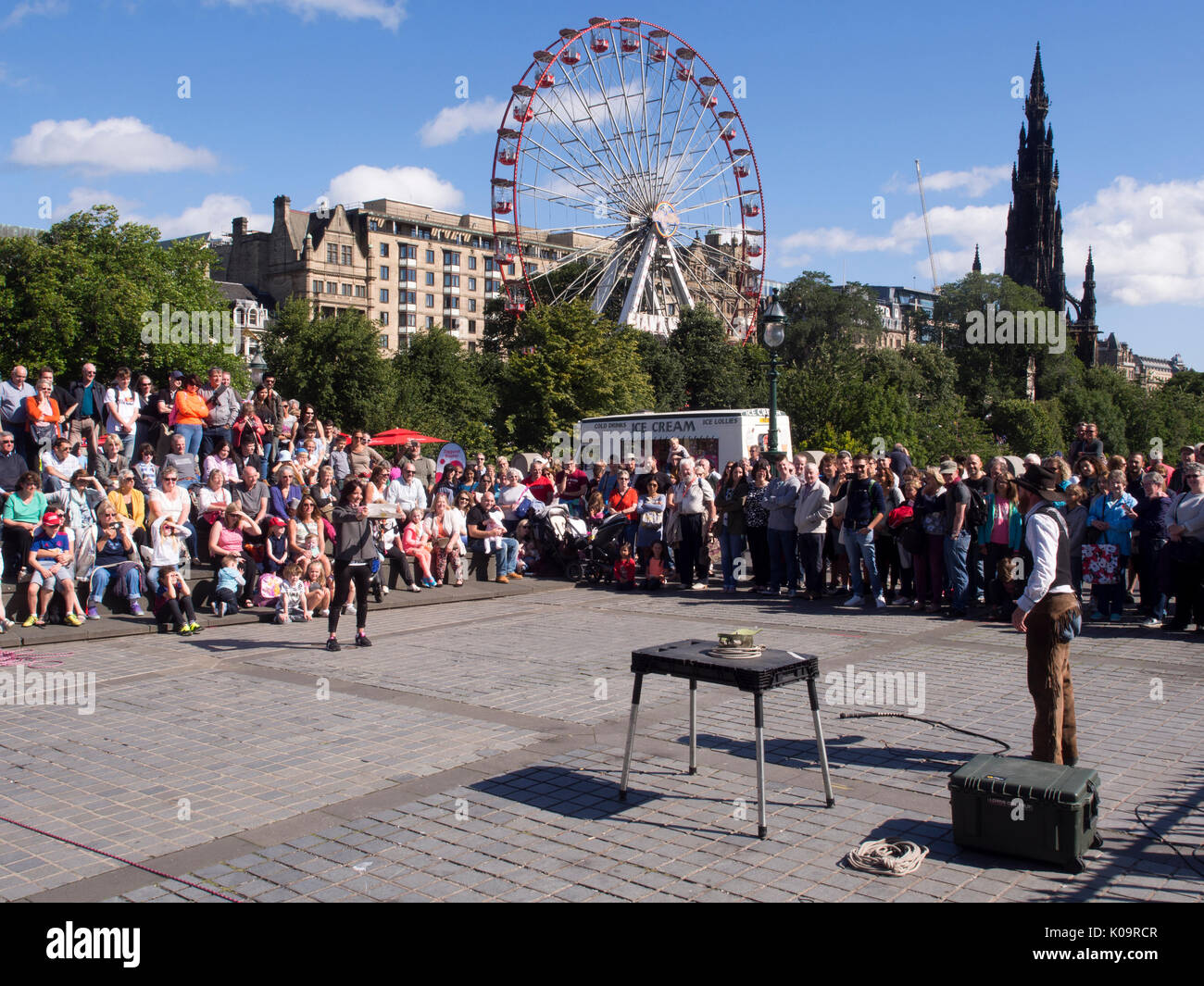 Edimburgo, Scozia - 17 AGO 2017: Street performer divertente folle a Edinburgh International Festival Fringe 2017. Foto Stock