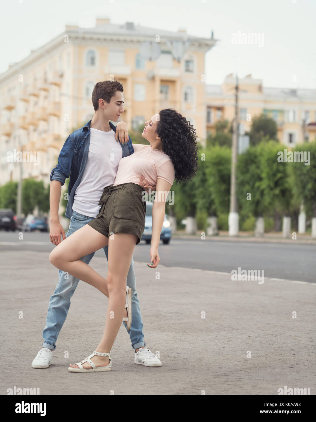 Gli adolescenti in una data. Il ragazzo e la ragazza di ballare in strada. Amore e romanticismo. Il primo rapporto. La vita della città. Street fashion. Foto Stock