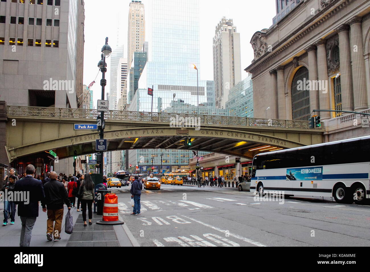 New York, Stati Uniti d'America - 26 Settembre 2016: Il Park Avenue viadotto sopra 42nd Street che collega il Pershing Square Plaza al Grand Central Terminal. Foto Stock