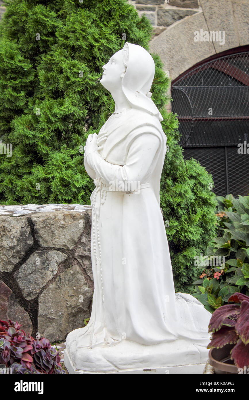 New York, Stati Uniti d'America - 27 Settembre 2016: Chiudere l immagine di un pastore bambino orante alla Beata Madre Maria, Nostra Signora di Fatima presso il santuario di Saint un Foto Stock