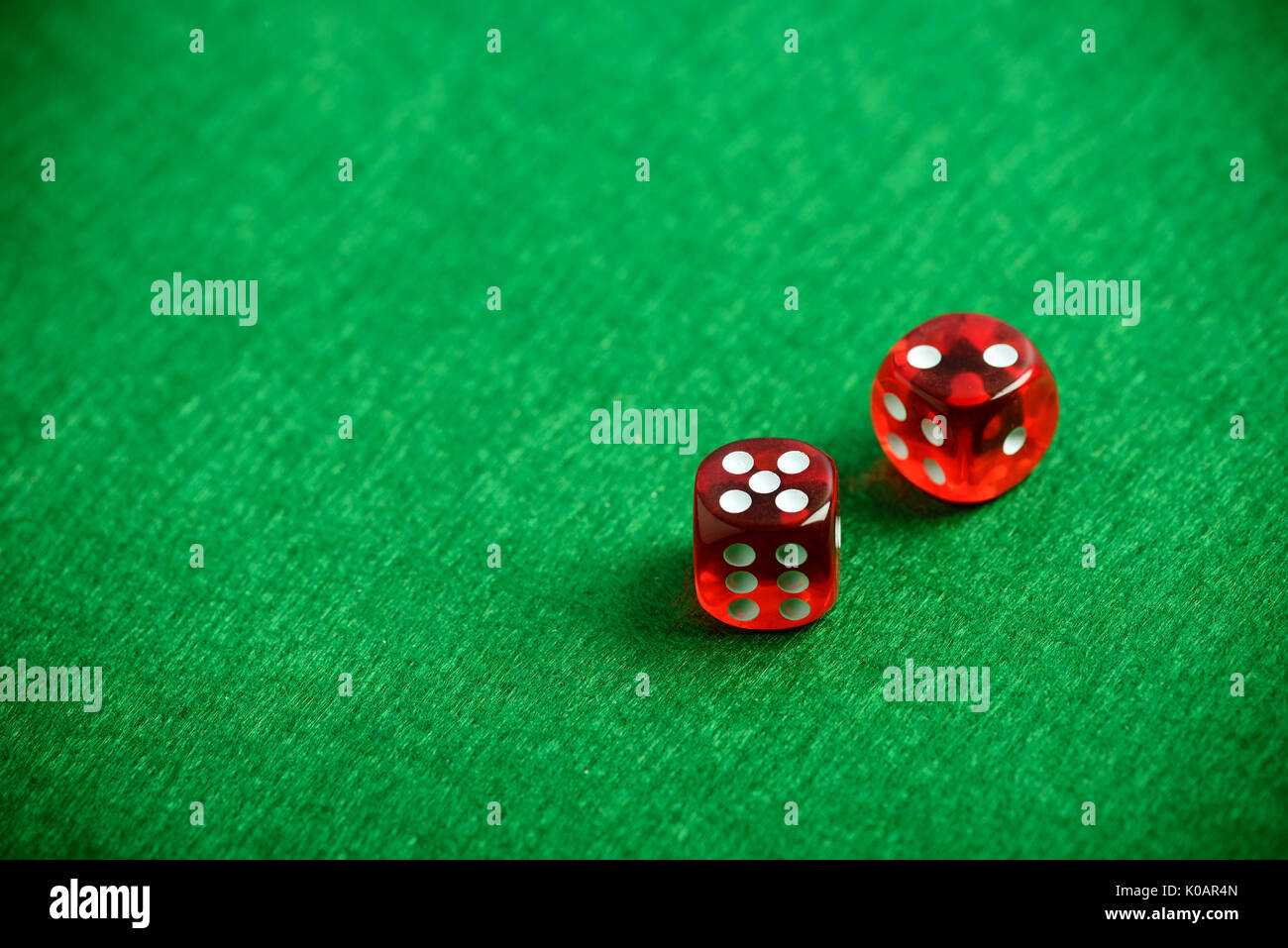 Red poker di dadi sul casino sfondo tabella Foto Stock