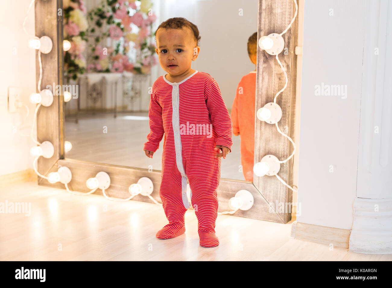 A piena lunghezza Ritratto di razza mista baby boy in casa Foto Stock