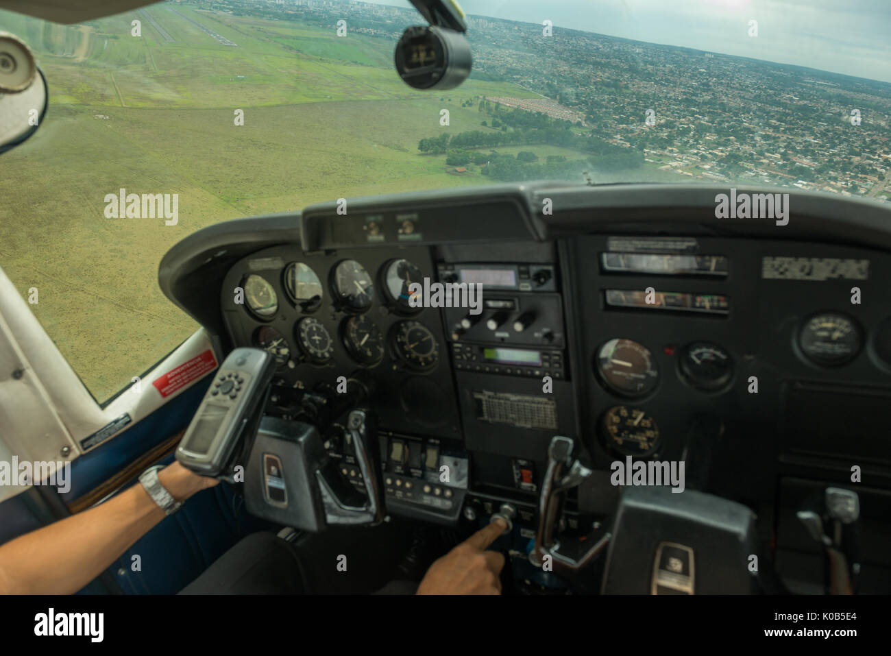 Aereo Cessna sull approccio finale a Campo Grande aeroporto, Brasile Foto Stock