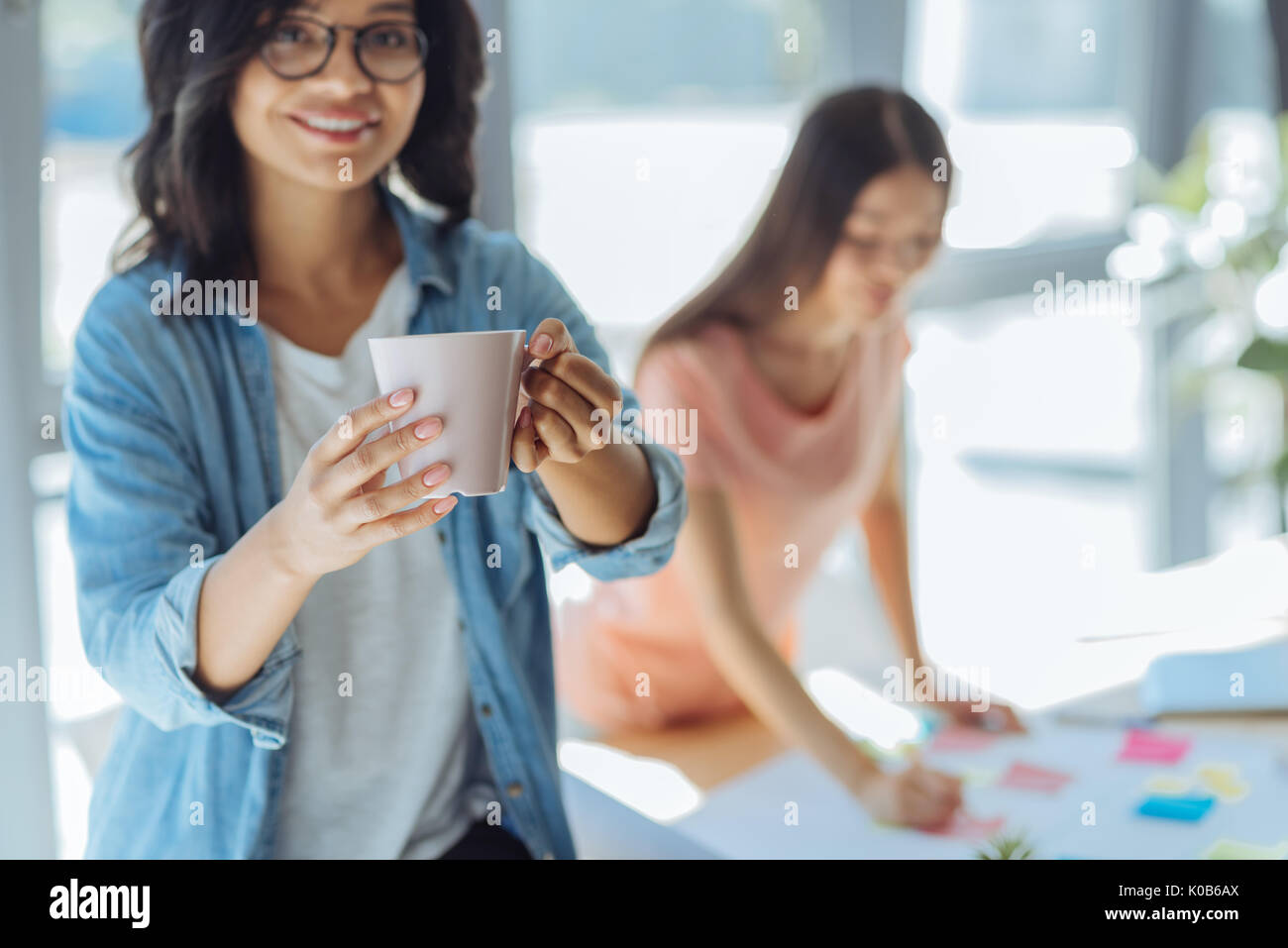 Messa a fuoco selettiva di una tazza di tè Foto Stock